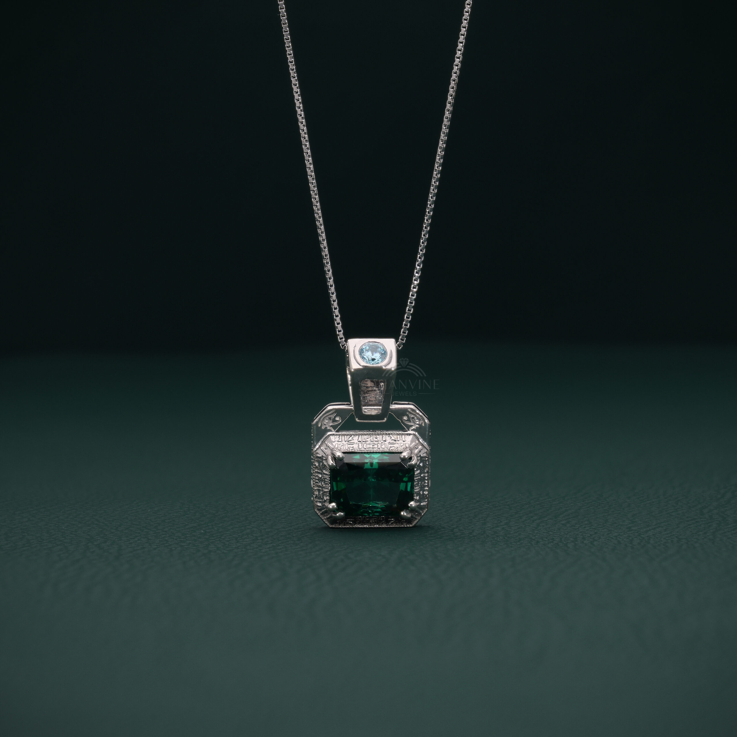 Emerald pendant necklace, part of the Discount Collection